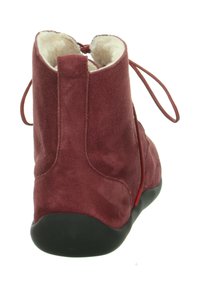 Burgunderfarbene Wildlederstiefel mit cremefarbener Fleece-Fütterung, schwarzer Sohle, hinterer Lasche und passenden burgunderfarbenen Schnürsenkeln, von hinten betrachtet.