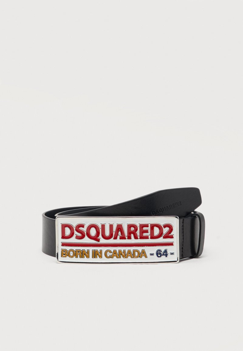 Ceinture noire avec une boucle rectangulaire en argent portant l'inscription "DSQUARED2" en rouge et "BORN IN CANADA - 64 -" en lettres dorées et bleues.