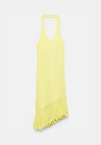 Mouwloze gele jurk met racerback-stijl en asymmetrische zoom met een franjerand, weergegeven op een witte achtergrond.