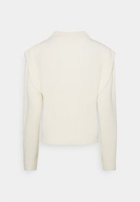 Pull en maille côtelée blanc cassé avec manches longues et épaules rembourrées, vu de dos sur un fond uni.