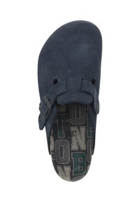 Sandal in suede blu navy con chiusura a fibbia nera regolabile, soletta testurizzata con scritte multicolori e design del plantare curvato.