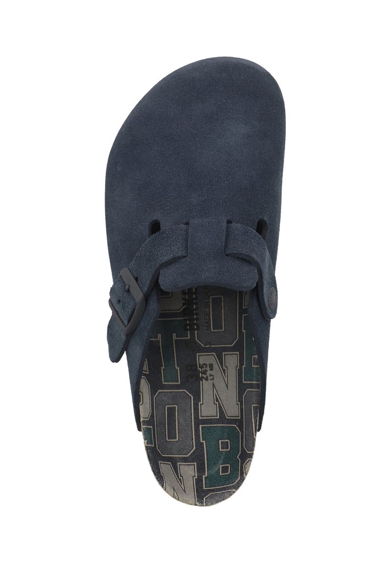 Marinelblauwe suède instapsandalen met verstelbare zwarte gespsluiting, een textuur inlegzool met meerkleurige opdruk en een gebogen voetbedontwerp.