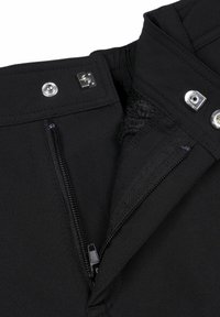 Sorte bukser med lynlås, trykknaplukning og elastisk talje. Har en glat tekstur og en ekstra sidelomme til opbevaring.