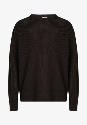 Pull en tricot brun avec une texture côtelée, col rond et manches longues ; présente des coutures d'épaule tombantes et une coupe loose.