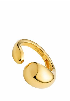Anillo de oro pulido abierto con dos extremos lisos y redondeados y un pequeño nombre de marca grabado en el interior de la banda.
