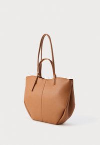 Sac fourre-tout en cuir fauve avec un design structuré, doté de deux longues anses et d'un dessus zippé. Texture lisse avec un détail de couture.