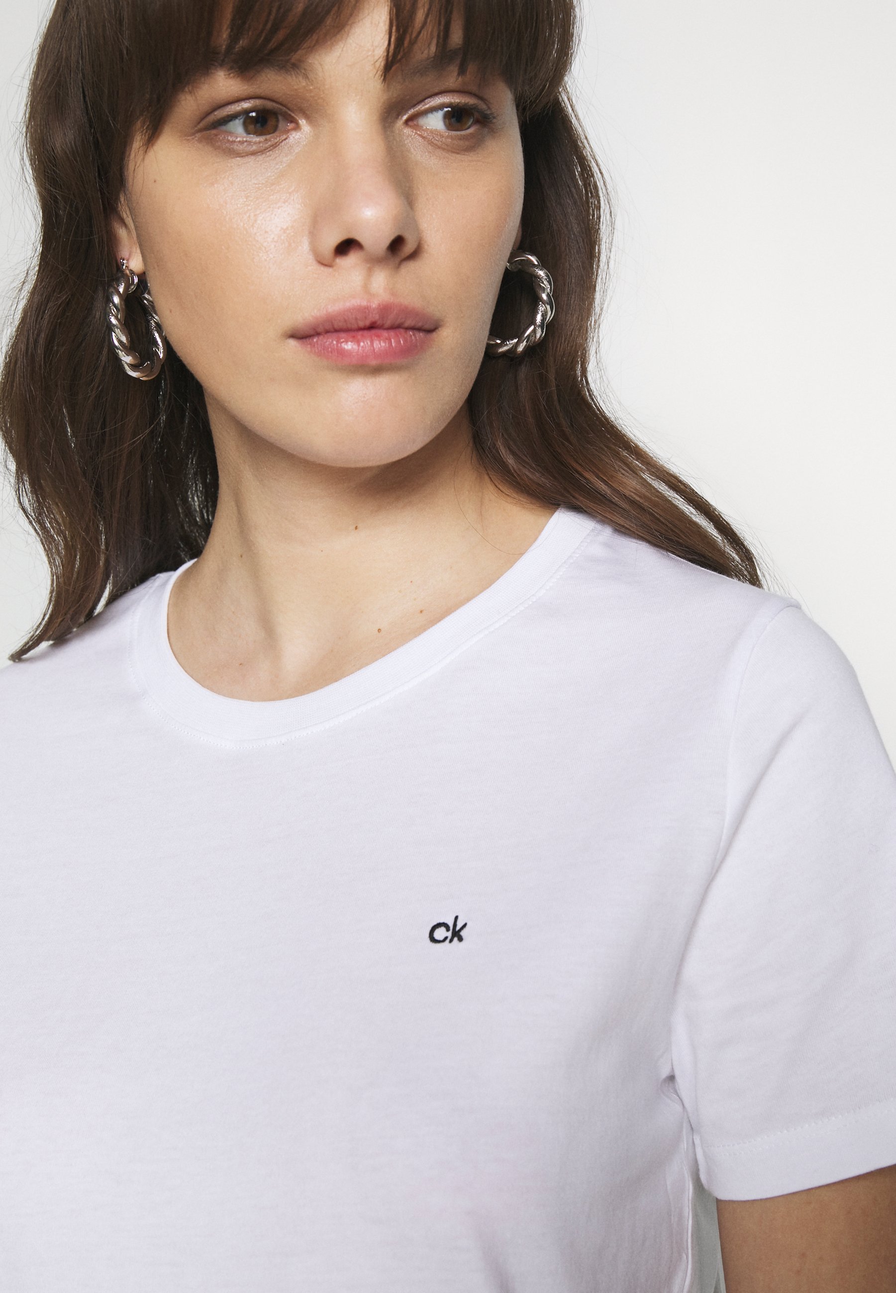 Calvin Klein SMALL LOGO EMBROIDERED TEE 
