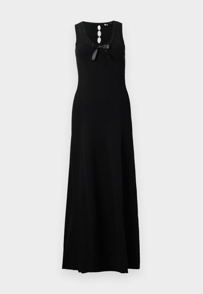 Vestido maxi sem mangas preto com um decote arredondado, três detalhes de botão e um laço na frente. Material em malha suave.