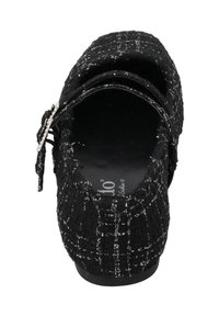 Zapato plano de tweed negro con superficie texturizada, correa con hebilla plateada, punta ligeramente redondeada y diseño de tacón bajo.