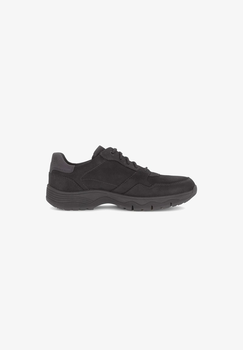 Zwarte atletische schoenen met een bovenlaag van suede, een ronde neus en vetersluiting. Beschikt over een geprofileerde zool en een gevoerd kraag voor extra comfort.