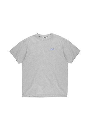 Jasnoszary t-shirt z krótkim rękawem z małym fioletowym symbolem nieskończoności na lewej piersi i okrągłym dekoltem.