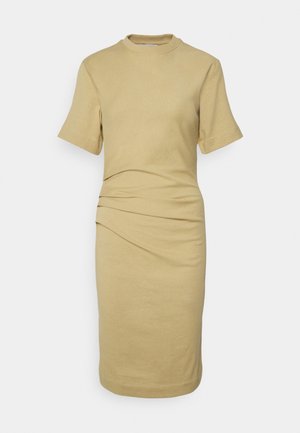 Šaty s krátkým rukávem a kulatým výstřihem v světle béžové barvě, vyrobené z měkké látky s přiléhavým střihem a detailním nabíráním na bocích pro zvýšení textury.