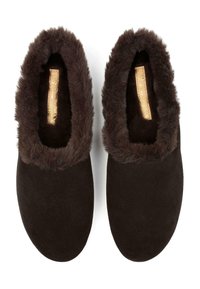 Braune Wildlederschlüpfschuhe mit einer weichen, dunkelbraunen Fellfütterung am Eingangsbereich, runder Zehenform und minimalistischem Innenbranding.
