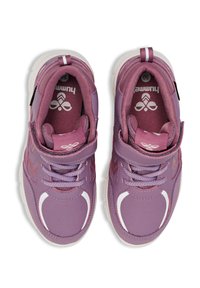 Chaussures de sport violettes avec une tige synthétique lisse, un embout renforcé et une bride à Velcro. Comprennent des accents texturés et une semelle blanche.