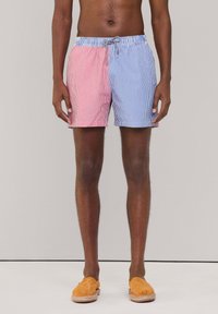 Costumi da bagno a righe con lato sinistro rosa e lato destro blu, realizzati in tessuto leggero, con una vita elastica e cordino.