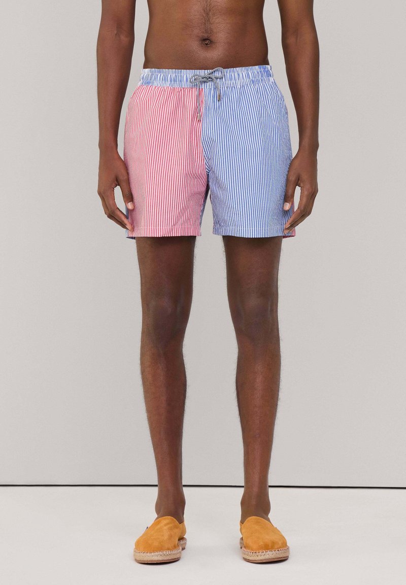 Costumi da bagno a righe con lato sinistro rosa e lato destro blu, realizzati in tessuto leggero, con una vita elastica e cordino.