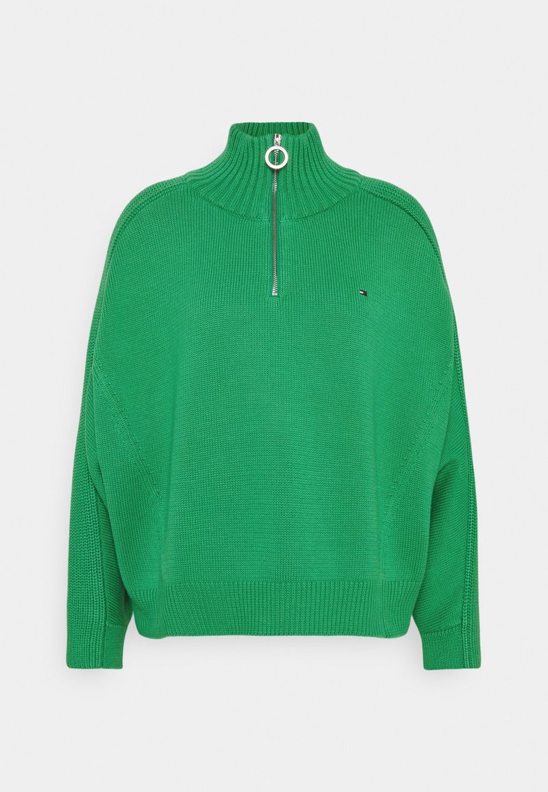 Groene gebreide pullovertrui met een hoge kraag, halve rits, verlaagde schouders en geribbelde manchetten. Bevat een klein logodetail.