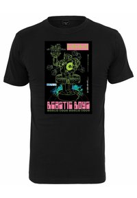 Juoda marška, puošianti spalvingą grafikos atvaizdą su robotu, laikančiu mušamuosius, ryškiomis neoninėmis spalvomis ir tekstu "Beastie Boys World Tour."