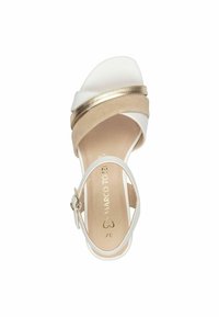 Sandal con tacco alto bianco con fascia dorata, dotato di una morbida tomaia in pelle, cinturino alla caviglia regolabile e interno liscio.