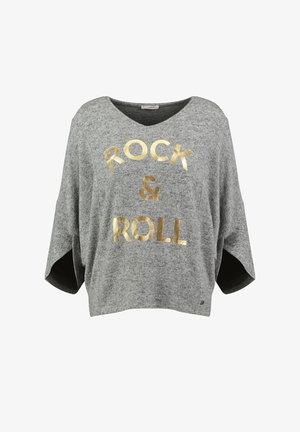 Top grigio corto con scollo a V, con grande scritta dorata "ROCK & ROLL." Maniche corte e larghe e tessuto morbido e texturizzato. Accento nero sotto le maniche.