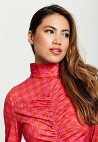 Liquorish DISTORTED HOUNDSTOOTH PRINT  - Shift dress - pink