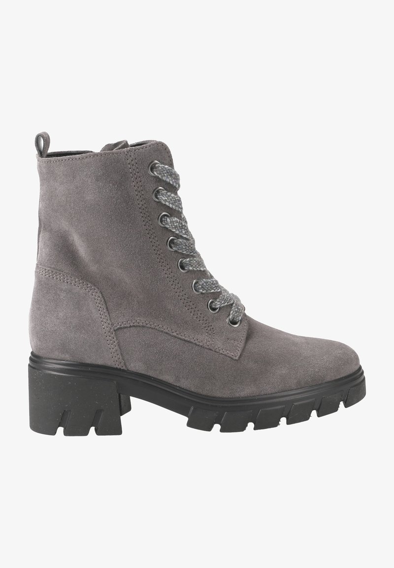 Bottine grise en daim à lacets avec semelle noire robuste et talon bloc, conçue pour un port décontracté ou en extérieur.