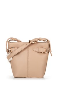 Borsa a tracolla in pelle beige con tracolla regolabile, fibbie in tono oro e dettagli annodati alle estremità della tracolla su sfondo bianco.