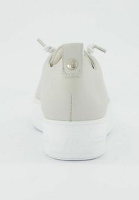 Světlé šedé kožené tenisky s texturovaným povrchem, bílé gumové podrážky a stříbrným logem na zadním tabulce. Obsahují elastické tkaničky.