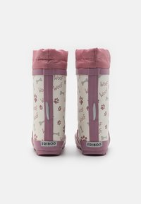 Bottes de pluie en caoutchouc roses et blanches avec un motif d'os et de traces de pattes de chien, comportant un design imperméable et un col en tissu doux en haut.