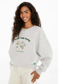 Sivý oversize sveter s dlhými rukávmi, s grafikou ústřice a nápisom "Oyster Club Society", vyrobený z mäkkej zmesi bavlny, s ribovaným golierom.