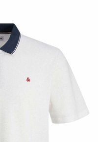 Polo bianco in tessuto testurizzato, colletto e patta blu navy, con un piccolo logo rosso sul lato sinistro del petto. Maniche corte.