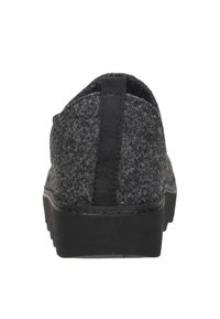 Zwarte instap schoenen met een textuur van wol aan de bovenkant, een vlakke rubberen zool en een achterste trekstrip voor gemakkelijk aantrekken. Ontworpen met minimale versieringen.