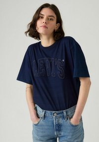 Levi's® TABOR INDI - T-shirts print - raw edge appliq