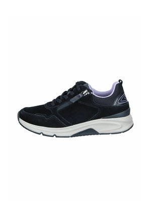 Zwarte suède en mesh sneakers met een witte zool, voorzien van veters en een accentontwerp op de hiel. Glad oppervlak en atletische vorm.