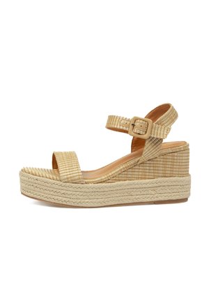 Sandalia cuña beige tejida con tira en el tobillo y hebilla, suela plataforma de cuerda trenzada y diseño con punta abierta sobre fondo blanco.
