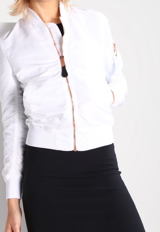 Witte bomberjack met een rits aan de voorkant en geribbelde manchetten. Voorzien van geplooide stiksels voor textuur en een contrasterende ritssluiting.