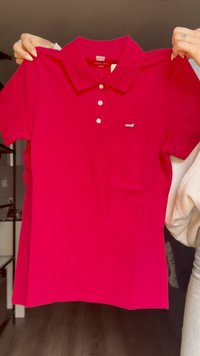 Červené polo tričko vyrobené z bavlny, s golierom, s trojkoľkovou légou a malým logom Levis na ľavej hrudi. Hladká textúra.