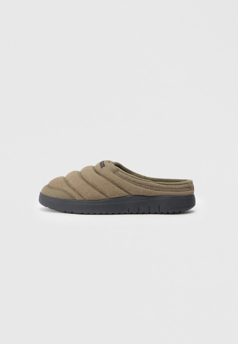 Scarpa slip-on realizzata in tessuto verde oliva con design trapuntato, punta tonda e suola in gomma nera testurizzata per una migliore aderenza.