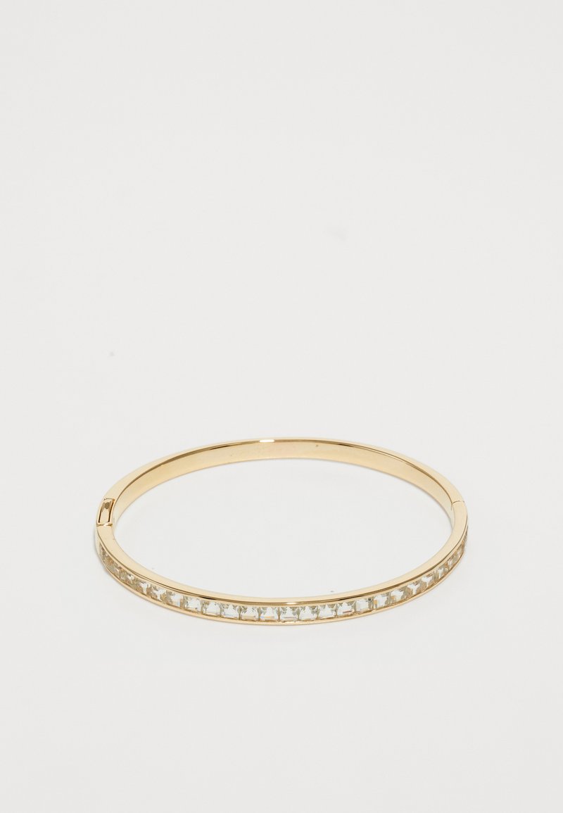 Arany karkötő, amelyen az egyik oldalon egy sor téglalap alakú, tiszta kő található, sima felülettel és elegáns, kerek formával.