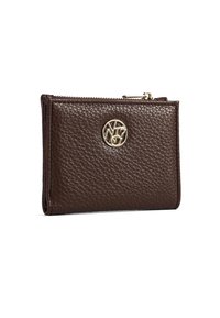 Portafoglio in pelle marrone con finitura testurizzata, caratterizzato da un logo dorato sul davanti e un compartimento con zip. Design compatto.