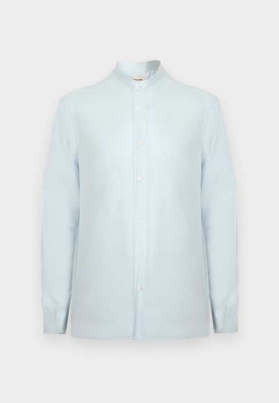 Αντρικό πουκάμισο με μακριά μανίκια και κουμπιά, σε ανοιχτό μπλε χρώμα, με γιακά μανταρίνι και λευκά κουμπιά κατά μήκος του μπροστινού μέρους.