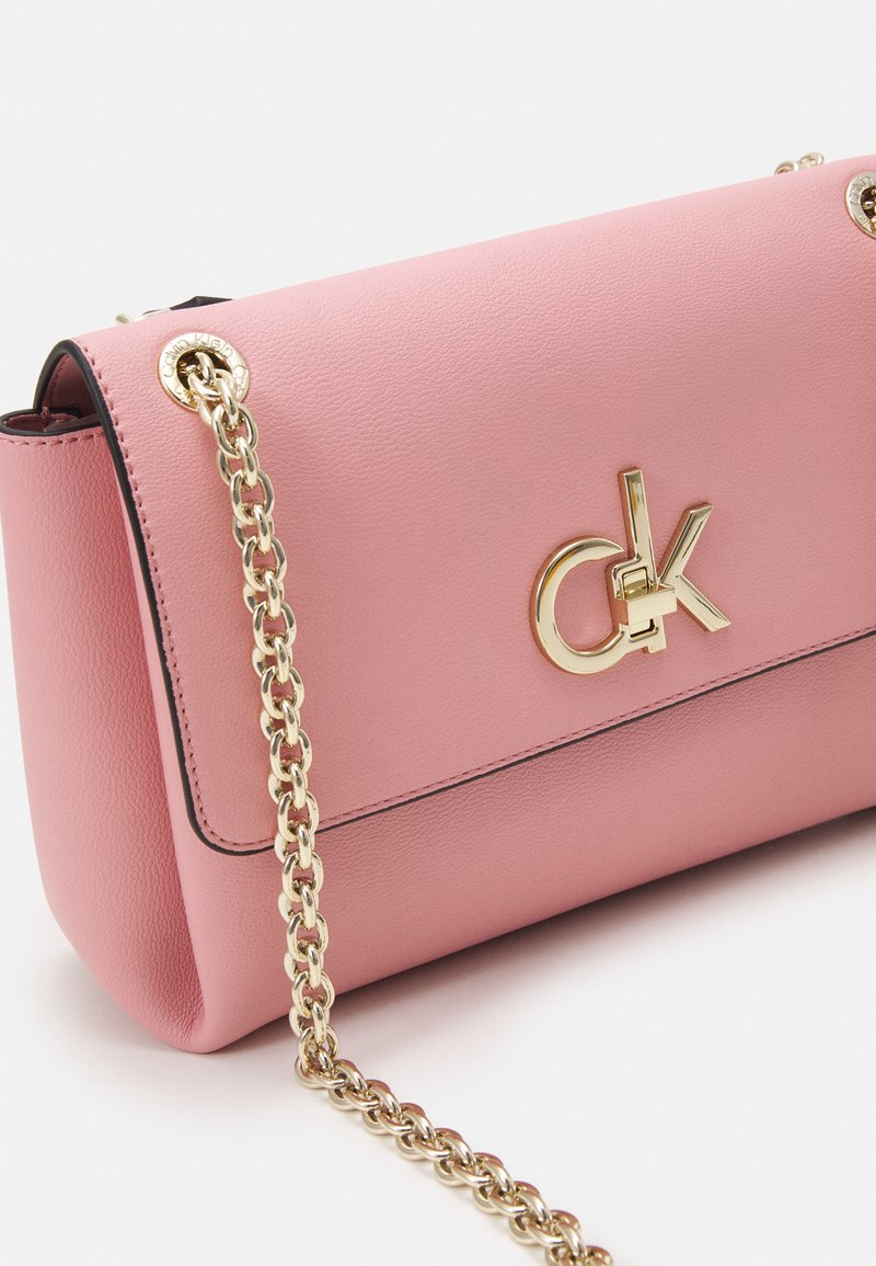 Damen Handtaschen | Calvin Klein FLAP XBODY Umhängetasche purple/lila - CI17621 Damen Handtaschen | Calvin Klein FLAP XBODY Umhängetasche purple/lila - CI17621