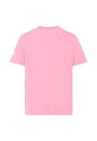 Camiseta de algodón rosa, de manga corta, cuello redondo, con la parte trasera lisa, presenta un pequeño logo blanco en la manga izquierda. Textura suave.