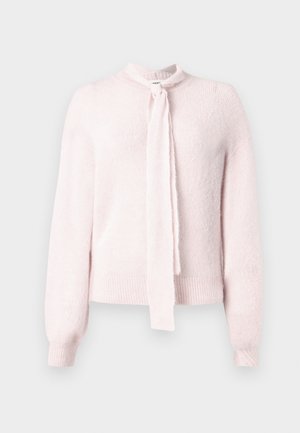 Suéter rosa claro con diseño de cuello alto, mangas largas y lazo en el cuello. Textura suave con puños y borde acanalados.