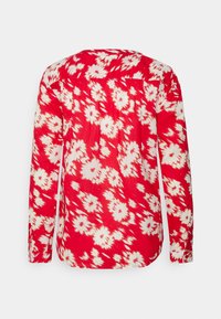 Rode blouse met lange mouwen en een wit bloemenpatroon, voorzien van een ronde halslijn, plooien op de rug en een ontspannen pasvorm. Zachte stoftextuur.