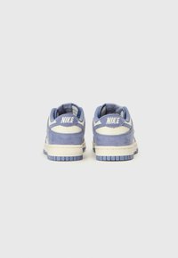 Nike tenisice, koje imaju svijetloplavu nubuk gornjište, kremaste detalje i teksturiranu gumenu podlogu s plavim naglaskom. Logotip na peti.