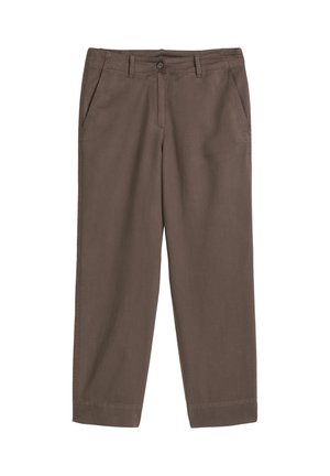 Bruine rechte broek met knoop- en ritssluiting aan de voorkant, riemlussen en zijzakken, plat gelegd op een witte achtergrond.