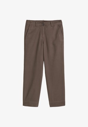 Bruine rechte broek met knoop- en ritssluiting aan de voorkant, riemlussen en zijzakken, plat gelegd op een witte achtergrond.