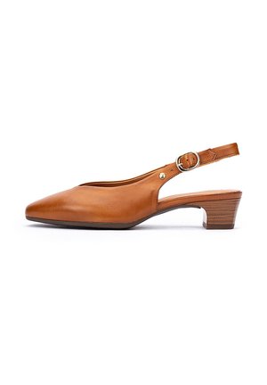 Zapato slingback de cuero color coñac con punta afilada, correa ajustable con hebilla plateada y tacón bajo de madera. Textura suave y diseño minimalista.