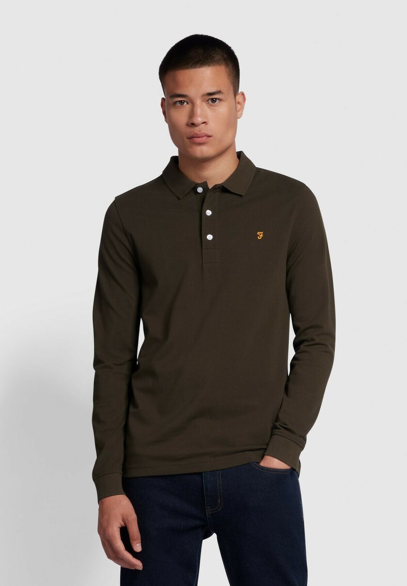 Bruine langambige polo met kraag, drie witte knopen en een klein oranje logo. Glad textura en aansluitend ontwerp.